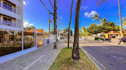a tree on the side of a city street at Puerto Ventura Cabo Branco Genius Flats in João Pessoa