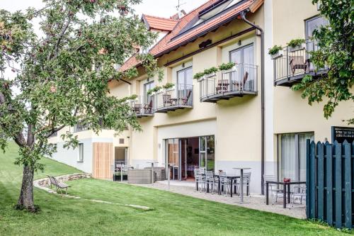 グンポルツキルヒェンにあるHotel Turmhofの庭にテーブルと椅子が置かれた建物
