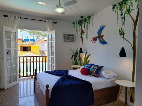 ein Schlafzimmer mit einem Bett und einem Balkon in der Unterkunft Pousada Costa Del Sol in Búzios