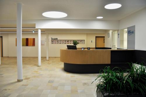 un vestíbulo de oficina con recepción y zona de espera en Sankt Magdalena, en Linz