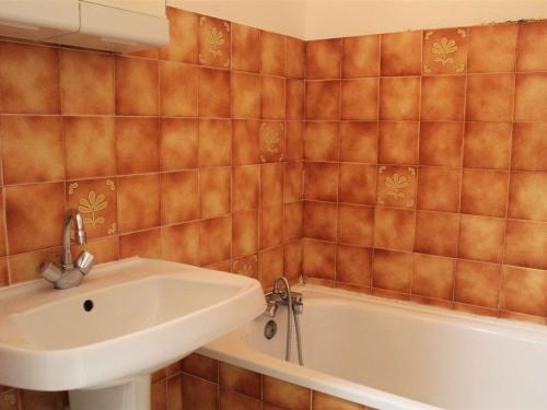 a bathroom with a sink and a bath tub at Appartement Vars, 1 pièce, 6 personnes - FR-1-330B-106 in Vars
