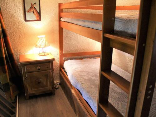 - une chambre avec 2 lits superposés et une table avec une lampe dans l'établissement Duplex charmant à Vars Les Claux, 6 couchages, proche pistes et commerces - FR-1-330B-108, à Vars