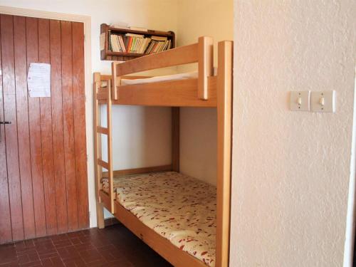 瓦爾的住宿－Appartement Vars, 1 pièce, 4 personnes - FR-1-330B-124，配有一张双层床的带门的房间