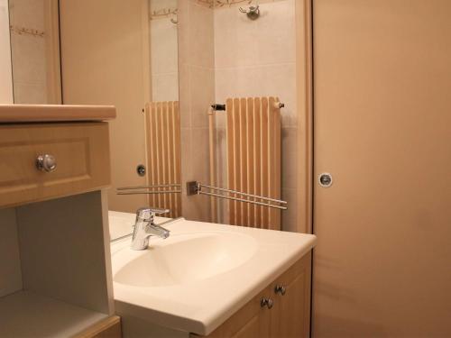 La salle de bains est pourvue d'un lavabo et d'un miroir. dans l'établissement Appartement Vars, 1 pièce, 4 personnes - FR-1-330B-124, à Vars