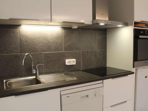 eine Küche mit einer Spüle und einer Arbeitsplatte in der Unterkunft Appartement Vars, 3 pièces, 8 personnes - FR-1-330B-125 in Vars