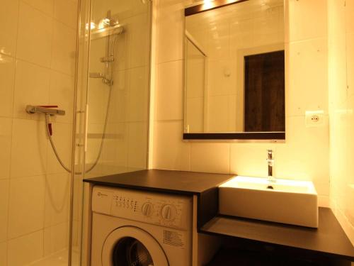 uma casa de banho com uma máquina de lavar roupa e um lavatório em Appartement Saint-Chaffrey , 2 pièces, 6 personnes - FR-1-330E-109 em Saint-Chaffrey