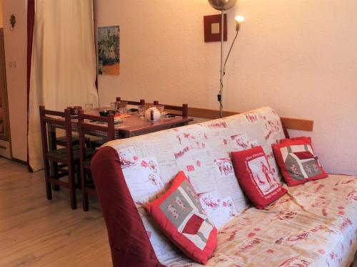 - un salon avec un canapé et des oreillers dans l'établissement Studio cabine & coin montagne avec balcon, 4 couchages, à 100m des pistes - Vars - FR-1-330B-122, à Vars