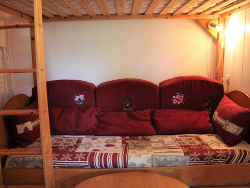 sala de estar con sofá rojo y litera en Appartement Vars, 1 pièce, 3 personnes - FR-1-330B-127 en Vars