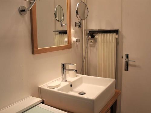 une salle de bain avec un lavabo, un miroir et une douche dans l'établissement Studio cabine & coin montagne avec balcon, 4 couchages, à 100m des pistes - Vars - FR-1-330B-122, à Vars