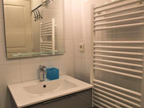 une salle de bain blanche avec un lavabo et un miroir dans l'établissement Appartement au cœur de Vars les Claux, 2 pièces, 4 couchages, proche pistes et commerces - FR-1-330B-129, à Vars