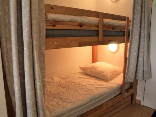 ein paar Etagenbetten in einem Zimmer in der Unterkunft Appartement Vars, 2 pièces, 4 personnes - FR-1-330B-129 in Vars