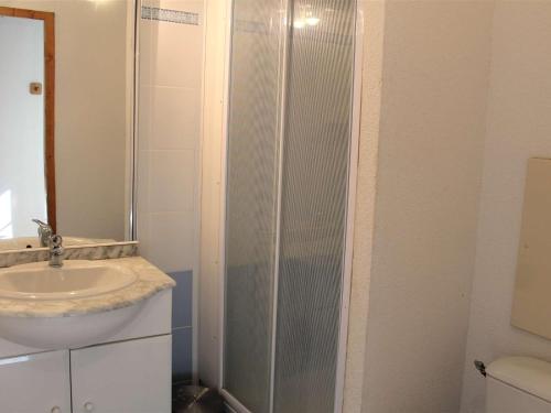 une salle de bain avec douche et lavabo dans l'établissement Triplex familial 10 pers, proche pistes et commerces, Vars Les Claux - FR-1-330B-139, à Vars