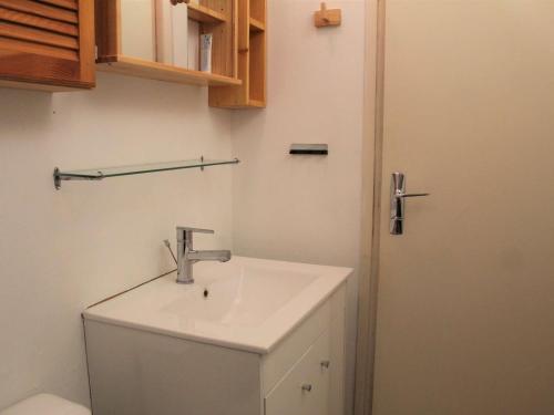 une salle de bain avec un lavabo blanc et des toilettes dans l'établissement Studio cosy à Vars Les Claux, accès direct aux pistes, balcon sud - FR-1-330B-131, à Vars