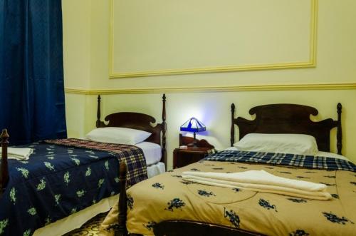 dos camas sentadas una al lado de la otra en una habitación en Casa Sahari Appartement 2, en La Habana