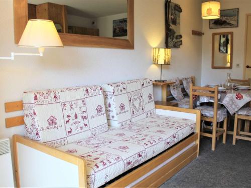 un salon avec un canapé et une salle à manger dans l'établissement Studio coin montagne 4 pers à 200m des pistes à Vars - FR-1-330B-97, à Vars