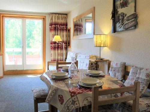 une salle à manger avec une table et des chaises et une fenêtre dans l'établissement Studio coin montagne 4 pers à 200m des pistes à Vars - FR-1-330B-97, à Vars