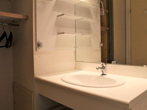 une salle de bain avec un lavabo et un miroir dans l'établissement Studio coin montagne 4 pers à 200m des pistes à Vars - FR-1-330B-97, à Vars