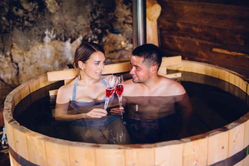 un homme et une femme debout dans un tonneau avec des verres à vin dans l'établissement Holiday home in Novo Mesto - Dolenjska Bela krajina Unter- Weißkrain 35158, à Novo Mesto