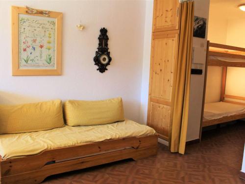 Cette chambre comprend un canapé et des lits superposés. dans l'établissement Studio Avec Coin Montagne, Balcon, Proche Pistes et Commerces, 4 Couchages – Vars Les Claux - FR-1-330B-134, à Vars