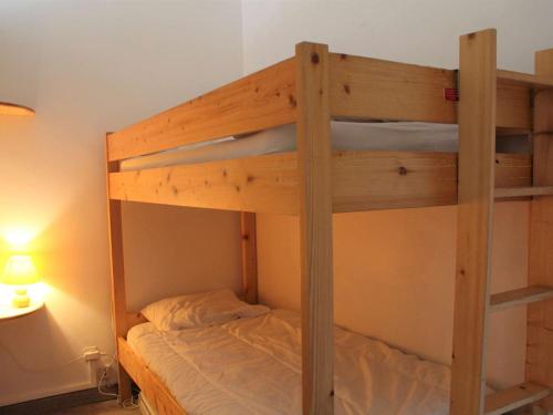 a bunk bed in a room with a bunk bedutenewayangering at Appartement Vars, 2 pièces, 6 personnes - FR-1-330B-98 in Vars