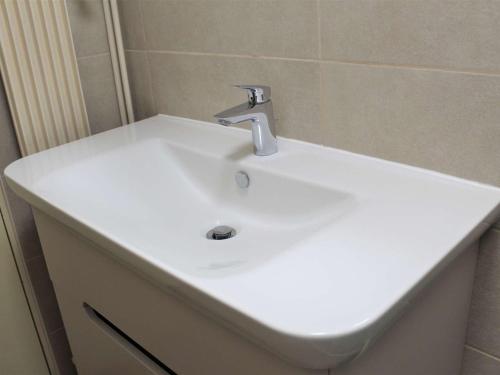 - un lavabo blanc avec un robinet dans l'établissement Studio Avec Coin Montagne, Balcon, Proche Pistes et Commerces, 4 Couchages – Vars Les Claux - FR-1-330B-134, à Vars