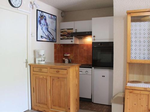 a kitchen with white appliances and a wooden cabinet at Studio Cabine 4 Pers. avec Balcon, au Pied des Pistes à Vars Les Claux - FR-1-330B-143 in Vars