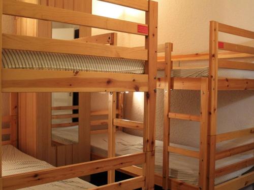 a couple of bunk beds in a room at Appartement Vars, 1 pièce, 4 personnes - FR-1-330B-143 in Vars