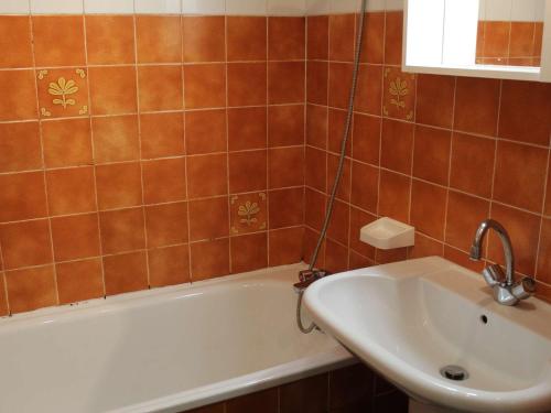 a bathroom with a bath tub and a sink at Appartement Vars, 1 pièce, 4 personnes - FR-1-330B-143 in Vars