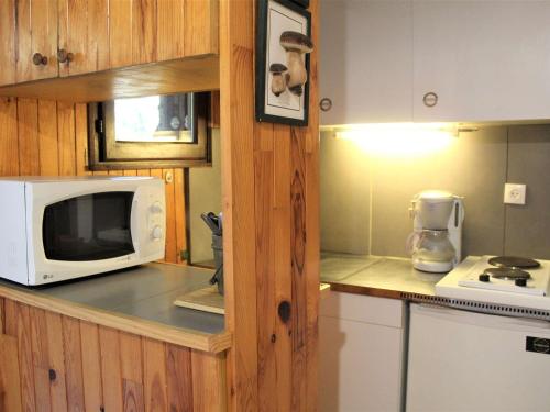 Il comprend une petite cuisine équipée d'un four micro-ondes et d'un comptoir. dans l'établissement Studio Près des Pistes à Vars Les Claux - Proche Commerces - 4 Couchages - Calme et Confort - FR-1-330B-99, à Vars