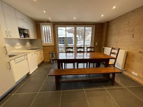 - une cuisine avec une table et des chaises en bois dans la chambre dans l'établissement Appartement 3 pièces cabine 8 pers, cœur de Vars Les Claux, proche pistes et commerces - FR-1-330B-146, à Vars
