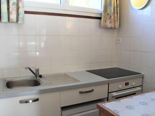 une cuisine avec un évier et un plan de travail dans l'établissement Appartement calme 2 pièces, 6 couchages avec balcon exposé Sud à 400m des pistes de Vars Les Claux - FR-1-330B-101, à Vars