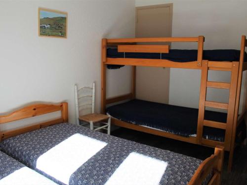 une chambre avec deux lits superposés et une table dans l'établissement Appartement calme 2 pièces, 6 couchages avec balcon exposé Sud à 400m des pistes de Vars Les Claux - FR-1-330B-101, à Vars