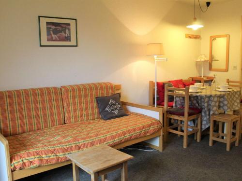 un salon avec un canapé et une table dans l'établissement Studio cosy à Vars - 200m pistes et commerces - FR-1-330B-104, à Vars