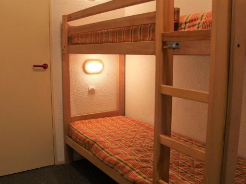 Tempat tidur susun dalam kamar di Appartement Vars, 1 pièce, 4 personnes - FR-1-330B-104