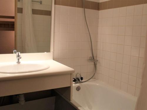 une salle de bain avec un lavabo, une baignoire et une douche dans l'établissement Studio cosy à Vars - 200m pistes et commerces - FR-1-330B-104, à Vars