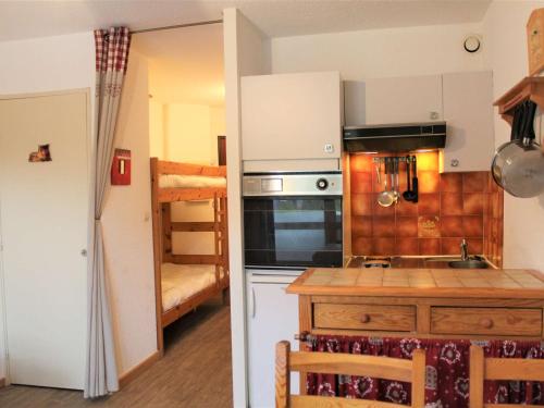 une cuisine avec un évier et une cuisinière four supérieur dans l'établissement Studio 4 Couchages à Vars Les Claux, Balcon, Proche Pistes et Commerces - FR-1-330B-140, à Vars