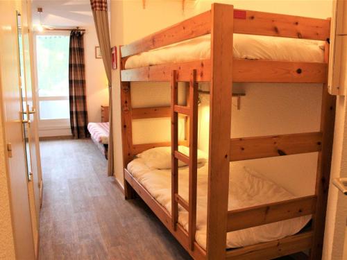 a bunk bed room with two bunk beds at Appartement Vars, 1 pièce, 4 personnes - FR-1-330B-140 in Vars