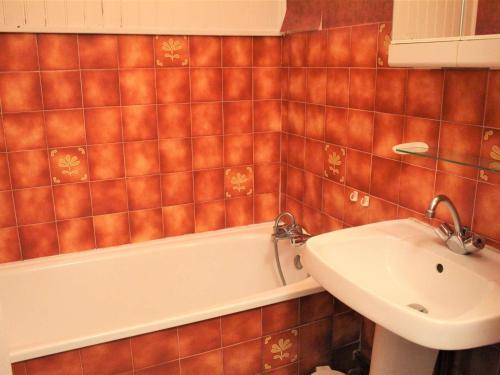 une salle de bain avec une baignoire et un lavabo dans l'établissement Studio 4 Couchages à Vars Les Claux, Balcon, Proche Pistes et Commerces - FR-1-330B-140, à Vars
