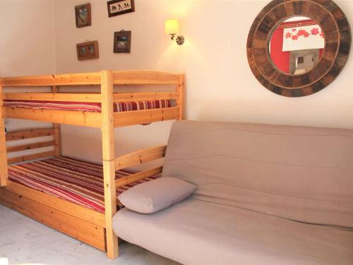 - un lit superposé et un canapé dans une chambre dans l'établissement Studio calme proche centre et pistes, 4 couchages - Vars Les Claux - FR-1-330B-142, à Vars
