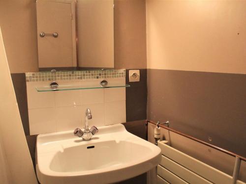 une salle de bain avec un lavabo et un miroir dans l'établissement Studio calme proche centre et pistes, 4 couchages - Vars Les Claux - FR-1-330B-142, à Vars