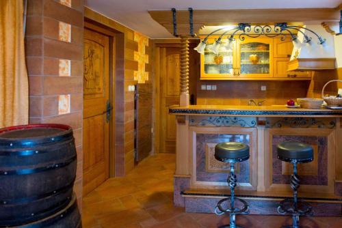 - une cuisine avec un bar avec un tonneau de vin dans l'établissement Holiday home in Crnomelj - Kranjska Krain 35279, à Črnomelj
