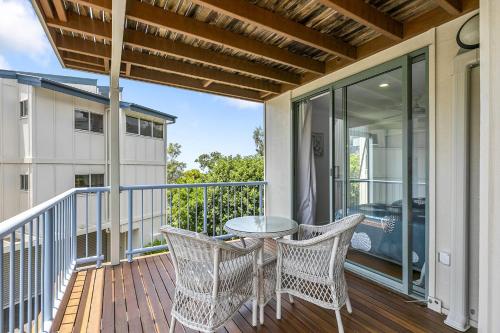 Un balcón o terraza en 17 Castaways Cove David Low Way Castaways Beach