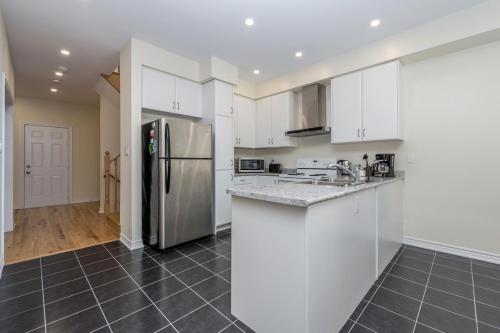 *Luxury* 4 Bdrm Home w/5 Bath & Fast Internet
