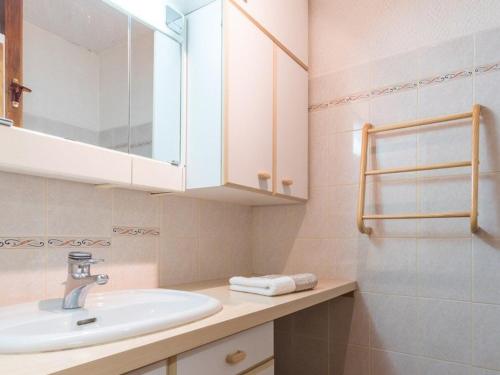 Koupelna v ubytování Studio chaleureux avec balcon à Serre-Chevalier, parking et casier à ski – 4 personnes - FR-1-330E-3