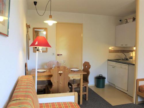 une cuisine et une salle à manger avec une table et des chaises dans l'établissement Studio cosy 27m², 4 pers, à 200m des pistes à Vars - FR-1-330B-6, à Vars
