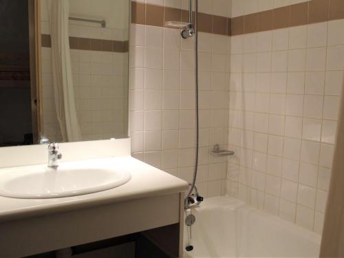 une salle de bain avec un lavabo, une douche et une baignoire dans l'établissement Studio cosy 27m², 4 pers, à 200m des pistes à Vars - FR-1-330B-6, à Vars