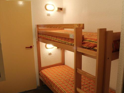 une chambre avec deux lits superposés dans une pièce dans l'établissement Studio cosy 27m², 4 pers, à 200m des pistes à Vars - FR-1-330B-6, à Vars