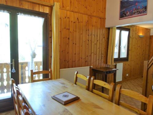 une salle à manger avec une table et des chaises en bois dans l'établissement Duplex 7 pers 2 étoiles, pied des pistes et randonnées, parking, balcon, WiFi optionnel - FR-1-342-202, à Beaufort