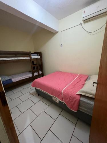 1 dormitorio con 2 literas y suelo de baldosa en Malibu Apart en Puerto Iguazú