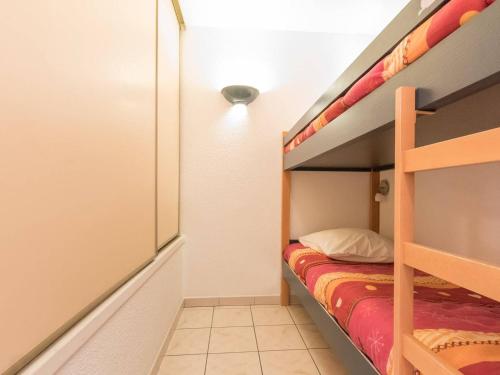 um pequeno quarto com um beliche num quarto em Appartement Briançon, 2 pièces, 4 personnes - FR-1-330C-5 em Briançon